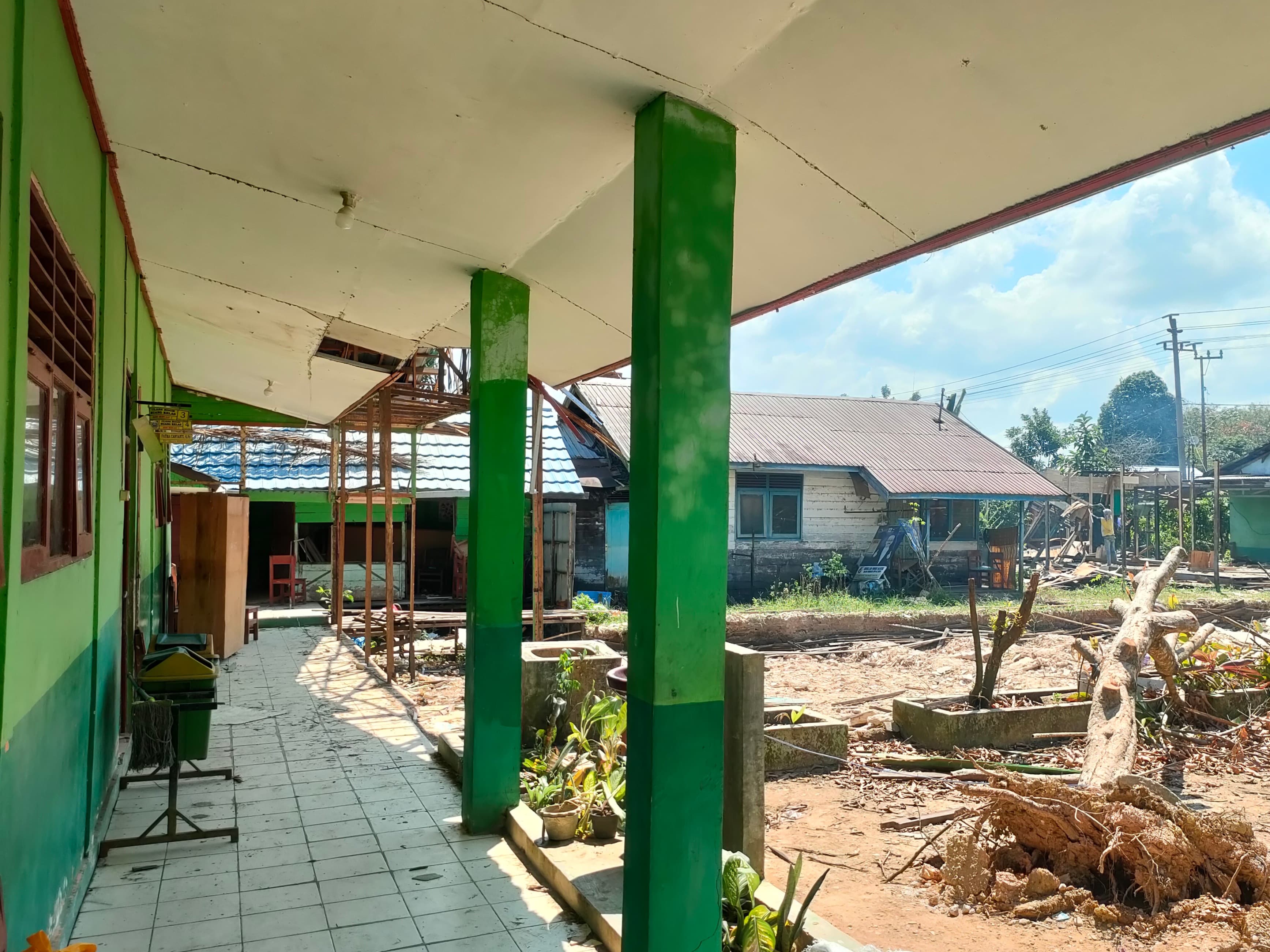 REHAB TOTAL: Kondisi SDN 1 Bincau sedang dalam tahap perbaikan di seluruh bangunannya.