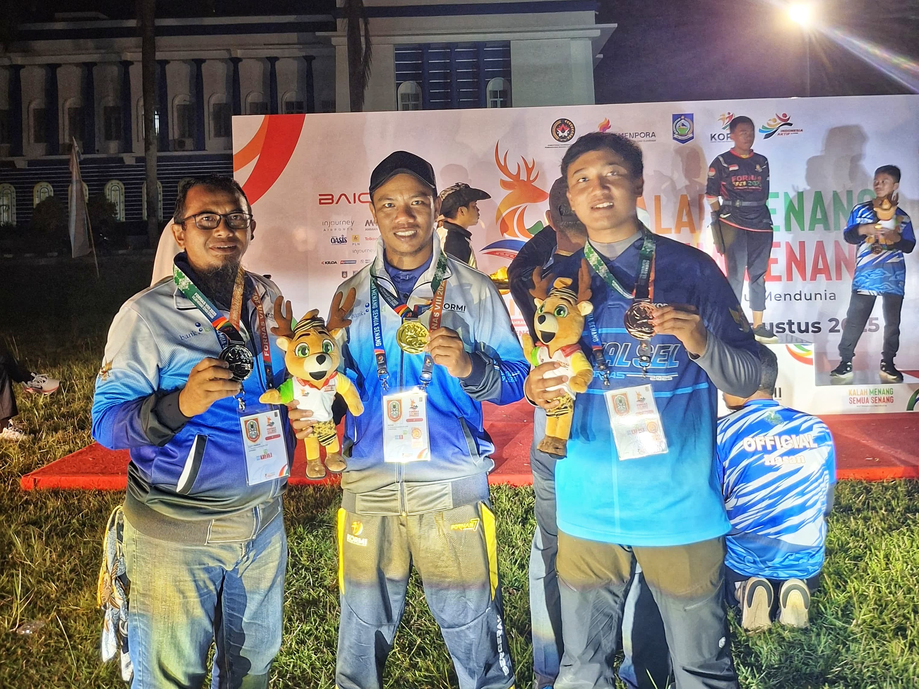 DAPAT MEDALI: Pegiat Panah Indonesia Kalsel saat menerima medali di arena panahan FORNAS VIII NTB yang berlokasi di kawasan Kantor Bupati Lombok Barat, Lonar Becingah.