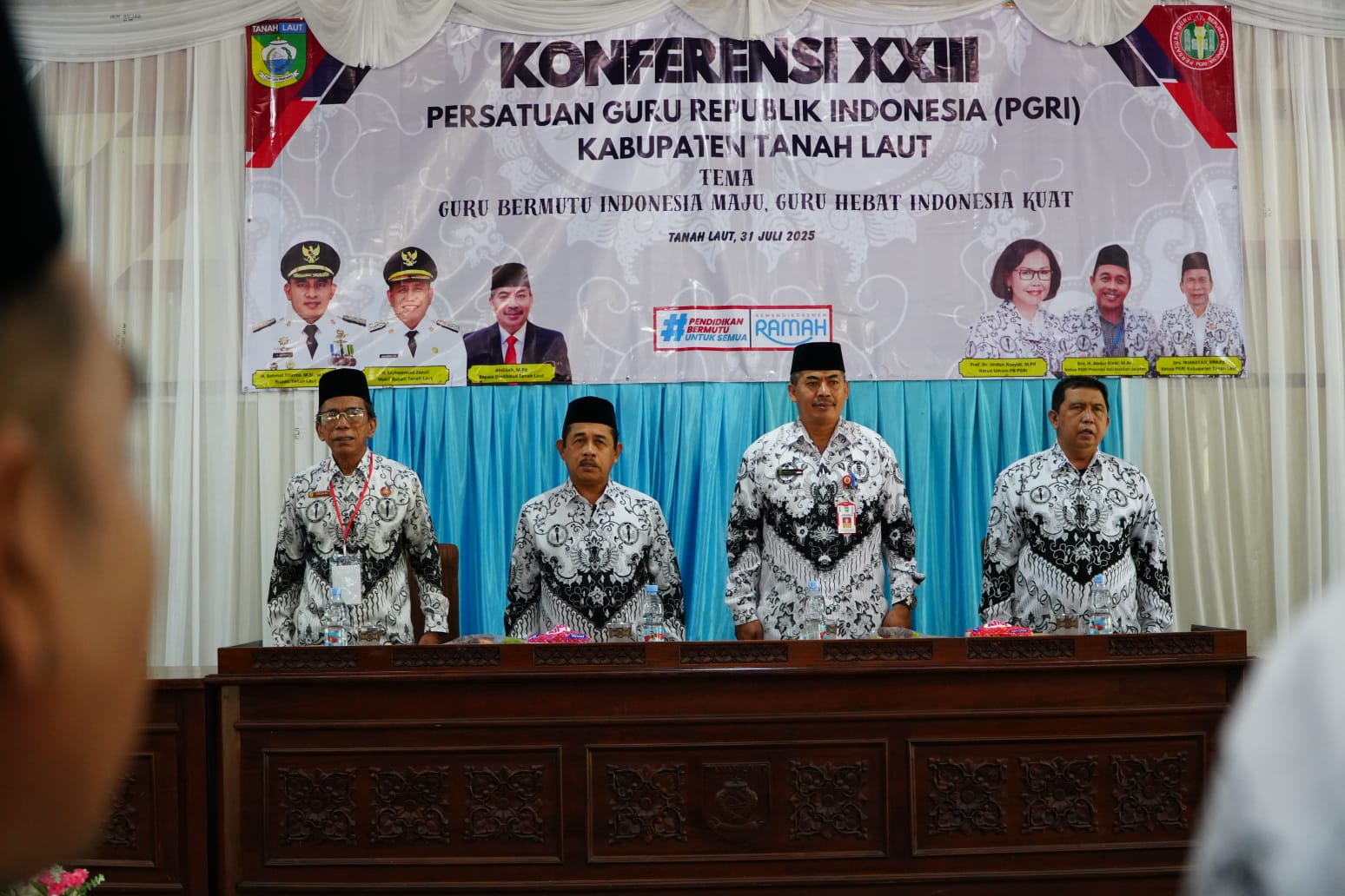 KEMBALI TERPILIH: Drs H Iriansyah, M.Pd (paling kiri) saat hadir di acara pembukaan Konferensi XXIII PGRI Tala pada Kamis (31/7/2025).
