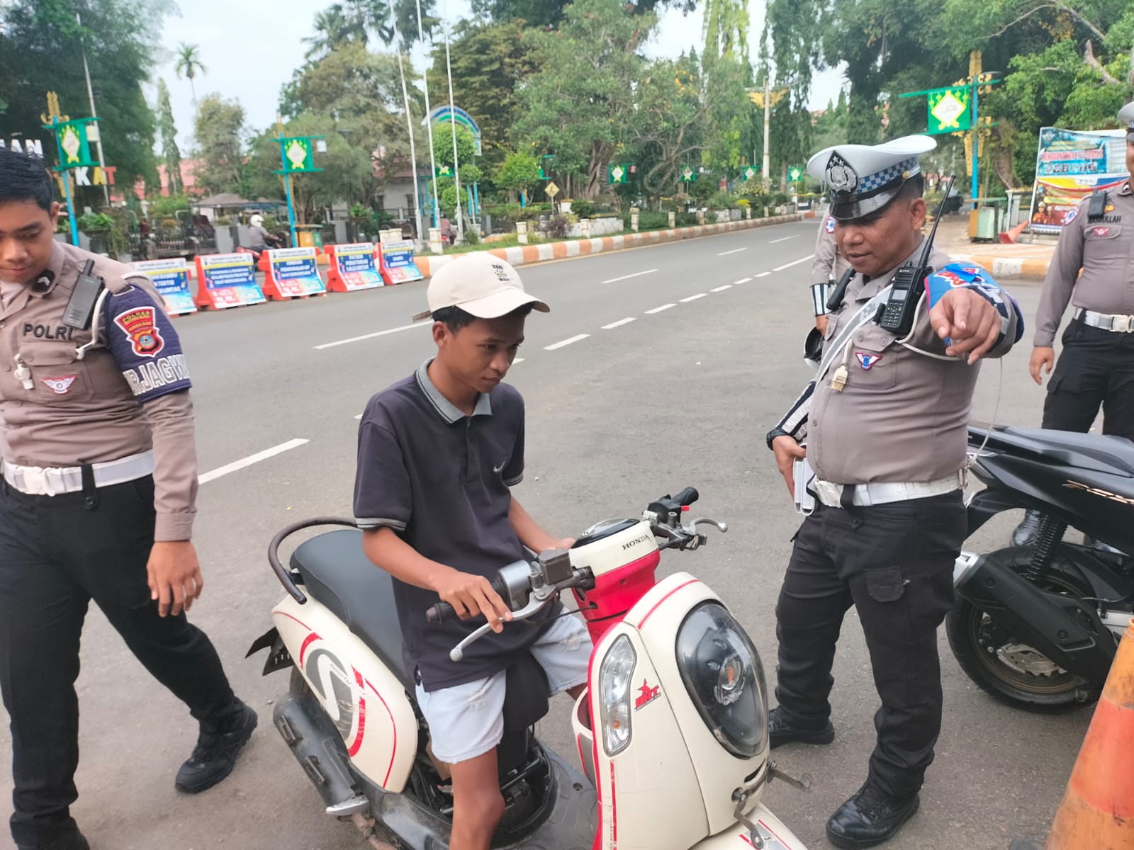 RAZIA: Anggota Satlantas Polres HSS menggelar Operasi Patuh Intan 2025.