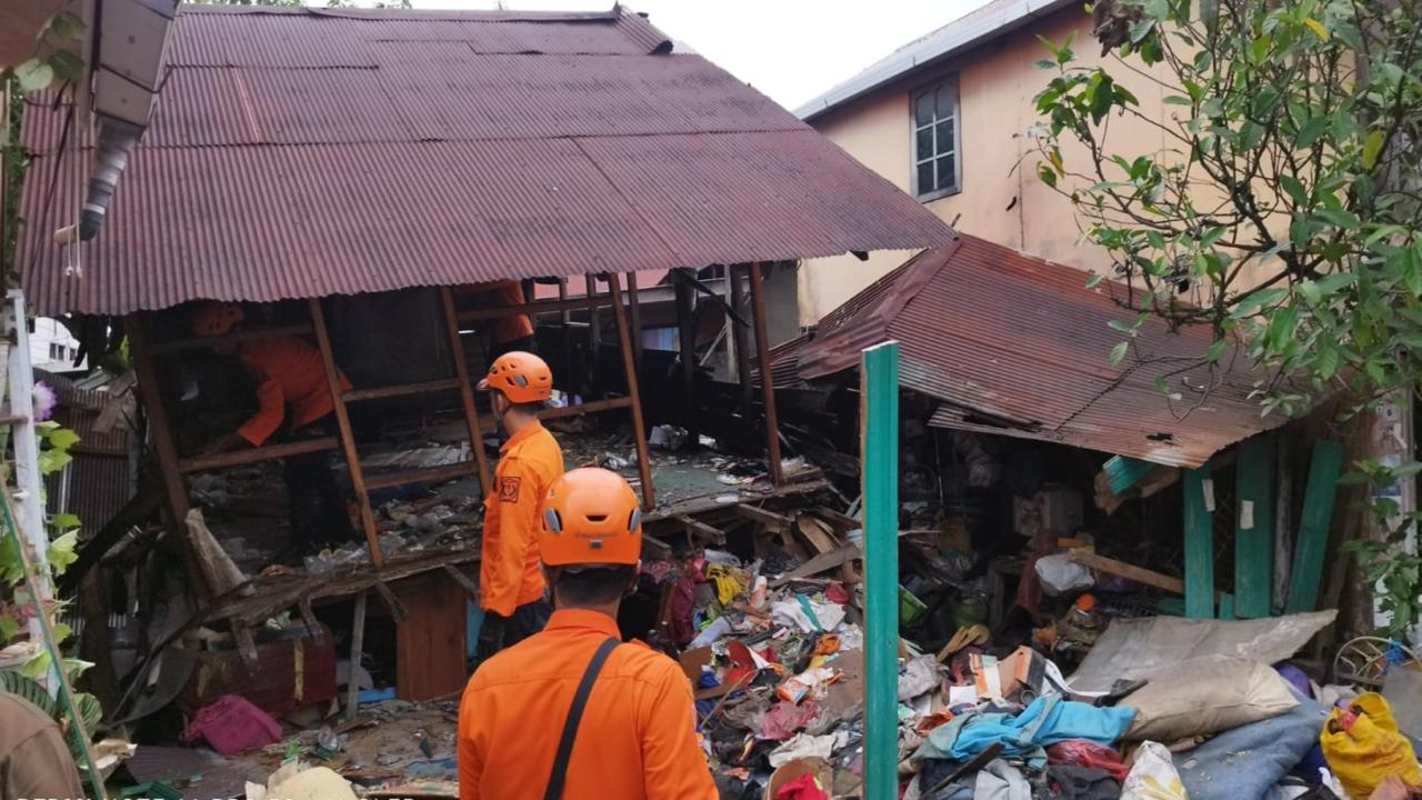 EVAKUASI: Sejumlah anggota BPBD Kota Banjarmasin mengevakuasi puing dan barang-barang rumah warga yang roboh akibat puting beliung beberapa waktu lalu.