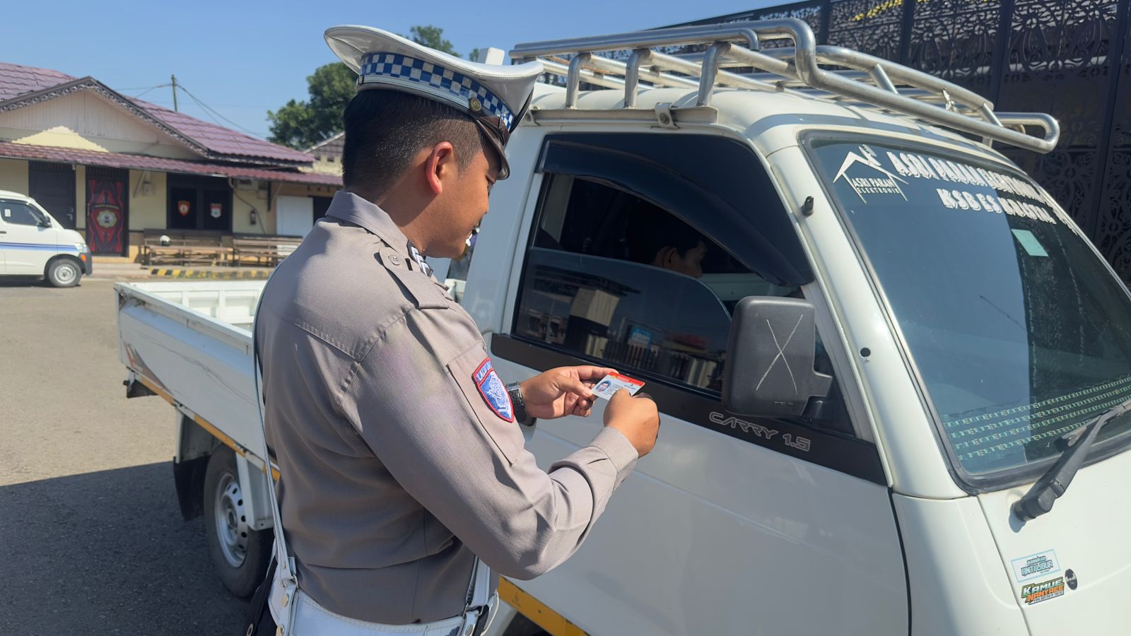 BERTUGAS: Anggota Satlantas Polres Tabalong saat menertibkan warga pengendara lalu lintas di Tabalong.