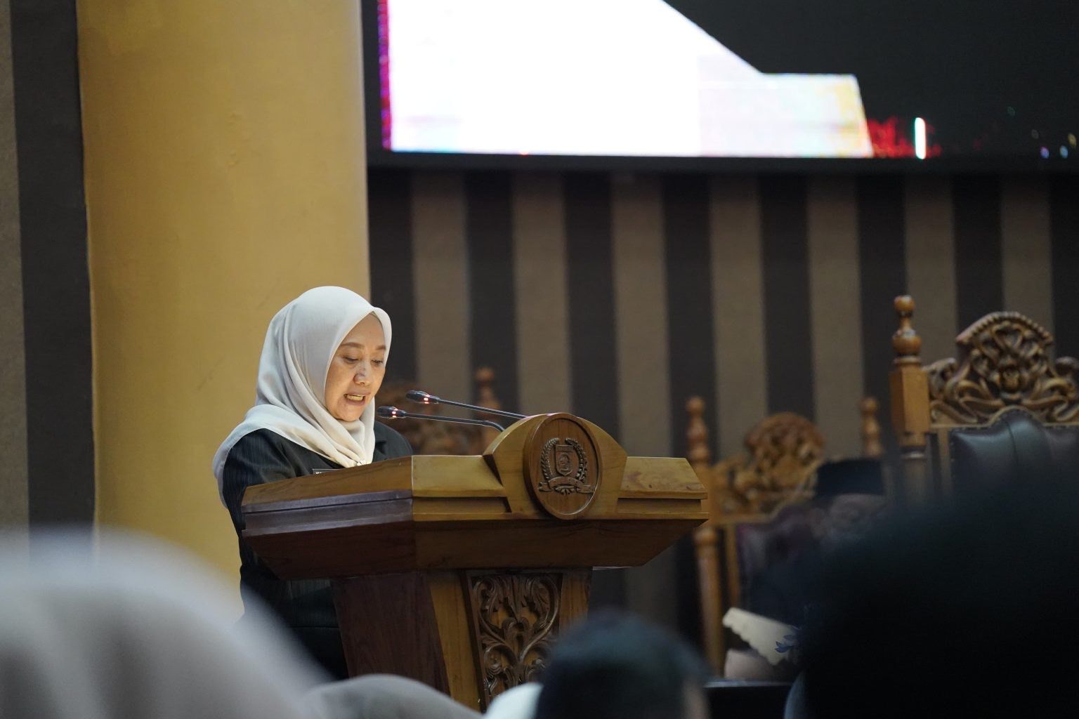 SAMBUTAN: Pj Sekda Tanah Bumbu Yulian Herawati menyampaikan sambutan dalam rapat paripurna bersama DPRD Tanah Bumbu.