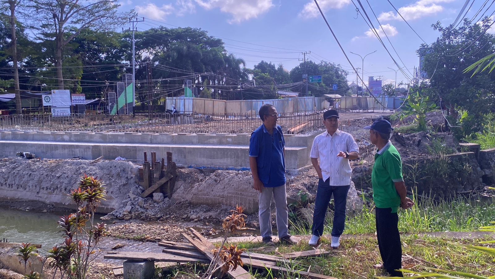 PROTES: Warga sekitar pembangunan Jembatan A Yani Kilometer 31 Banjarbaru melihat kondisi jembatan yang tengah dibangun, Jumat (1/8/2025)