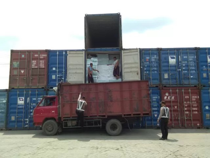 ANGKUT BARANG:Ilustrasi suasana bongkar muat di Terminal Petikemas Pelabuhan Trisakti Banjarmasin.(Dokumentasi Radar Banjarmasin)