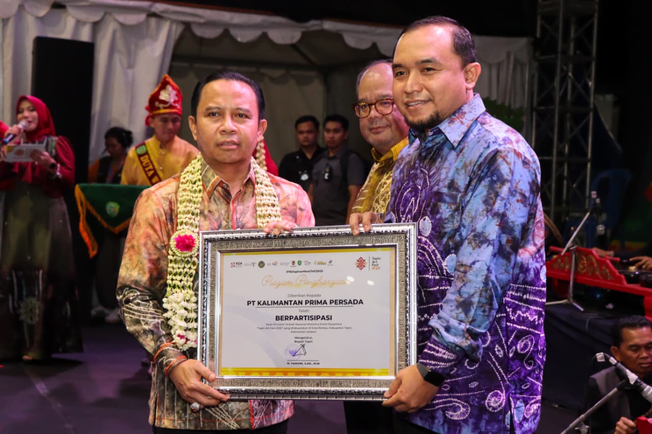 PENGHARGAAN: Bupati Tapin H Yamani menyerahkan piagam penghargaan kepada PT KPP yang mendukung kegiatan Tapin Art Fest 2025.
