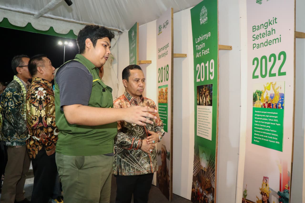 PANTAU: Bupati Tapin H Yamani memantau stand yang dibuka oleh PT KPP.