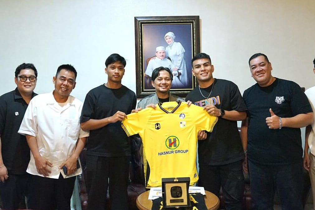 REKRUTAN: Owner Barito Putera, H. Hasnuryadi Sulaiman, bersama rekrutan baru musim 2025/2026, usai penandatanganan kontrak di Banjarmasin, Minggu (3/8/2025).