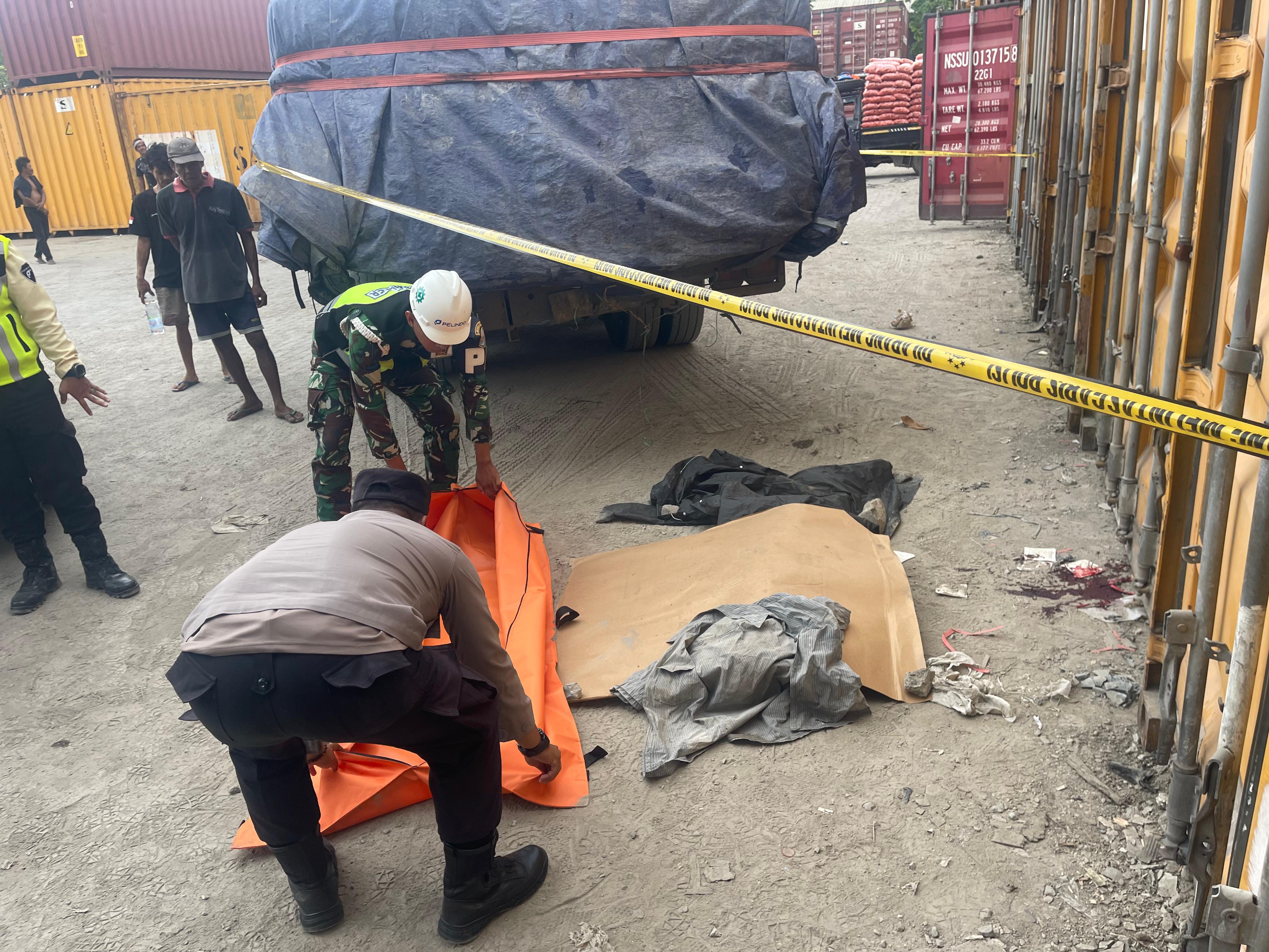 OLAH TKP:Personel Polsek KPL saat melakukan olah Tempat Kejadian Perkara (TKP) di area Depo Kontainer PT SI, Pelabuhan Trisakti Banjarmasin.(foto:Maulana/Radar Banjarmasin)