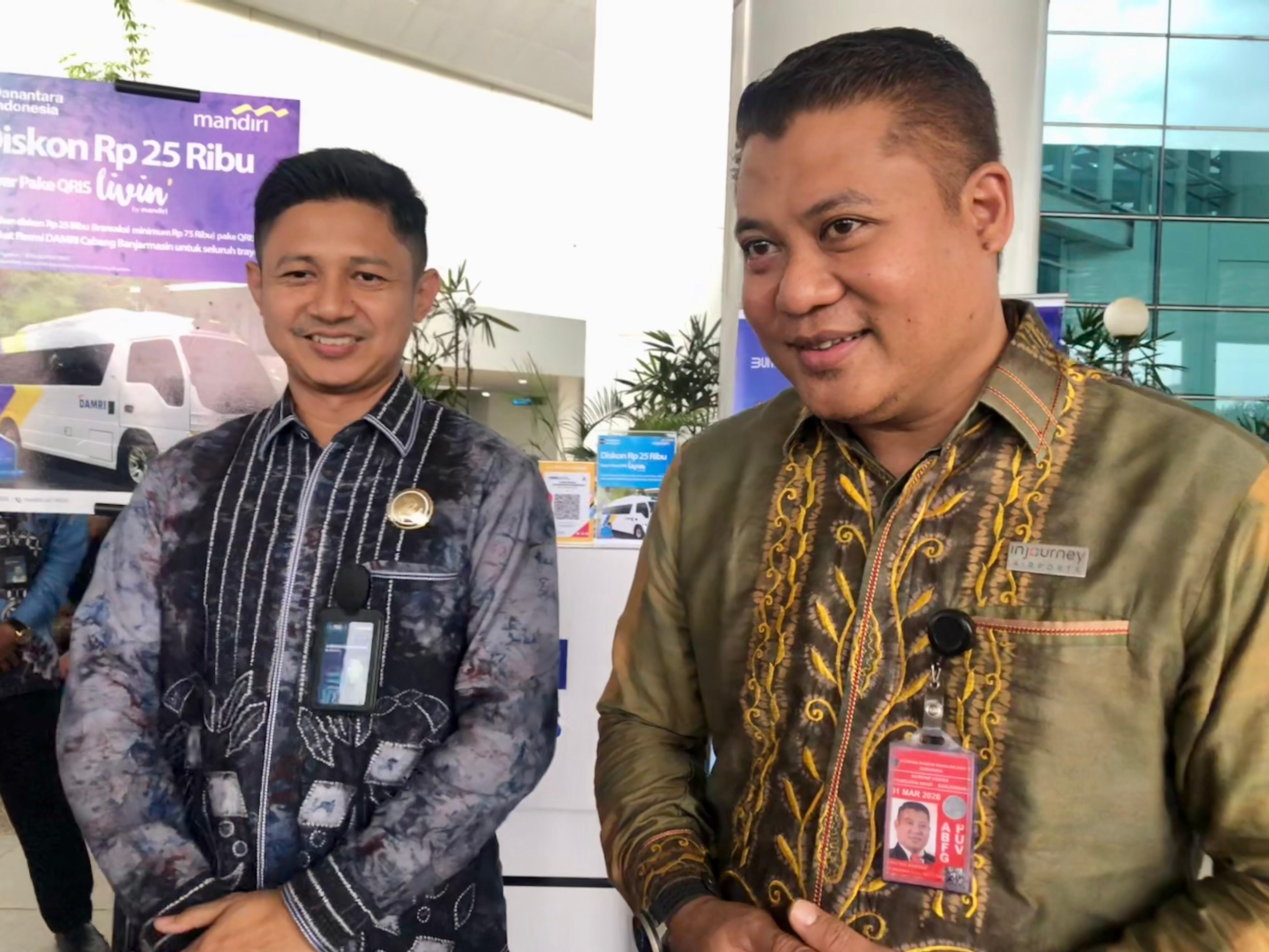 BERSAMA: General Manager Bandara Internasional Syamsudin Noor, Khaerul Assidiqi bersama General Manager DAMRI Banjarmasin, Andi Wahyu Purnawan di depan stan pelayanan DAMRI bandara. (Sheilla Farazela)