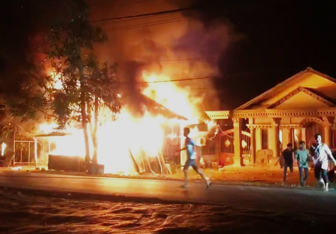 PANIK:Warga berlarian minta bantuan saat kebakaran di RT 03, Desa Tapus Dalam Kecamatan Sungai Pandan, Kabupaten HSU, Sabtu (2/8/2025) pukul 22.40 Wita.(Foto:Damkar HSU)