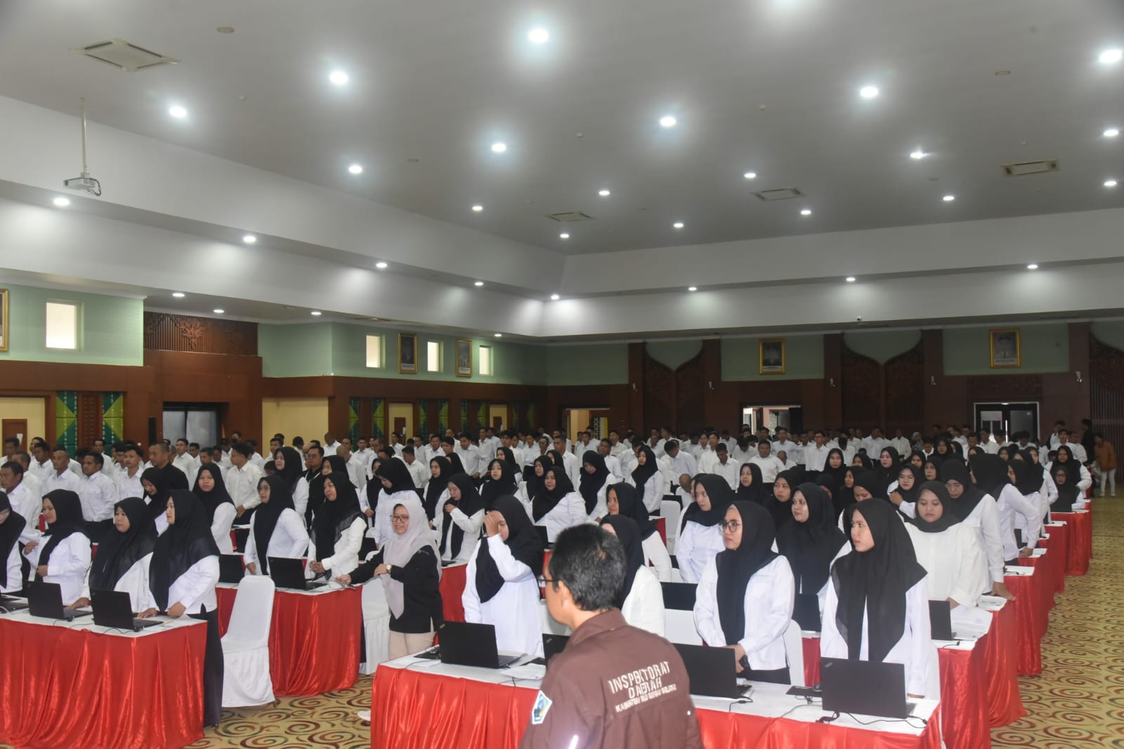 DIUMUMKAN: PPPK 2024 lingkungan Pemkab HSS saat ikuti seleksi kompetensi di Banjarbaru. (Foto: BKPSDM HSS untuk Radar Banjarmasin)