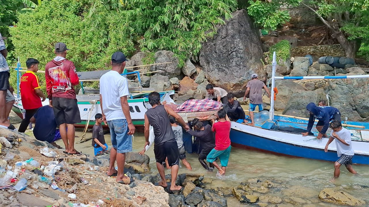 SEMPAT HILANG:Warga mengevakuasi jenazah Baharuddin, nelayan Pulau Sembilan, Kabupaten Kotabaru, Minggu (3/8/2025).(Foto:Polsek Pulau Sembilan)
