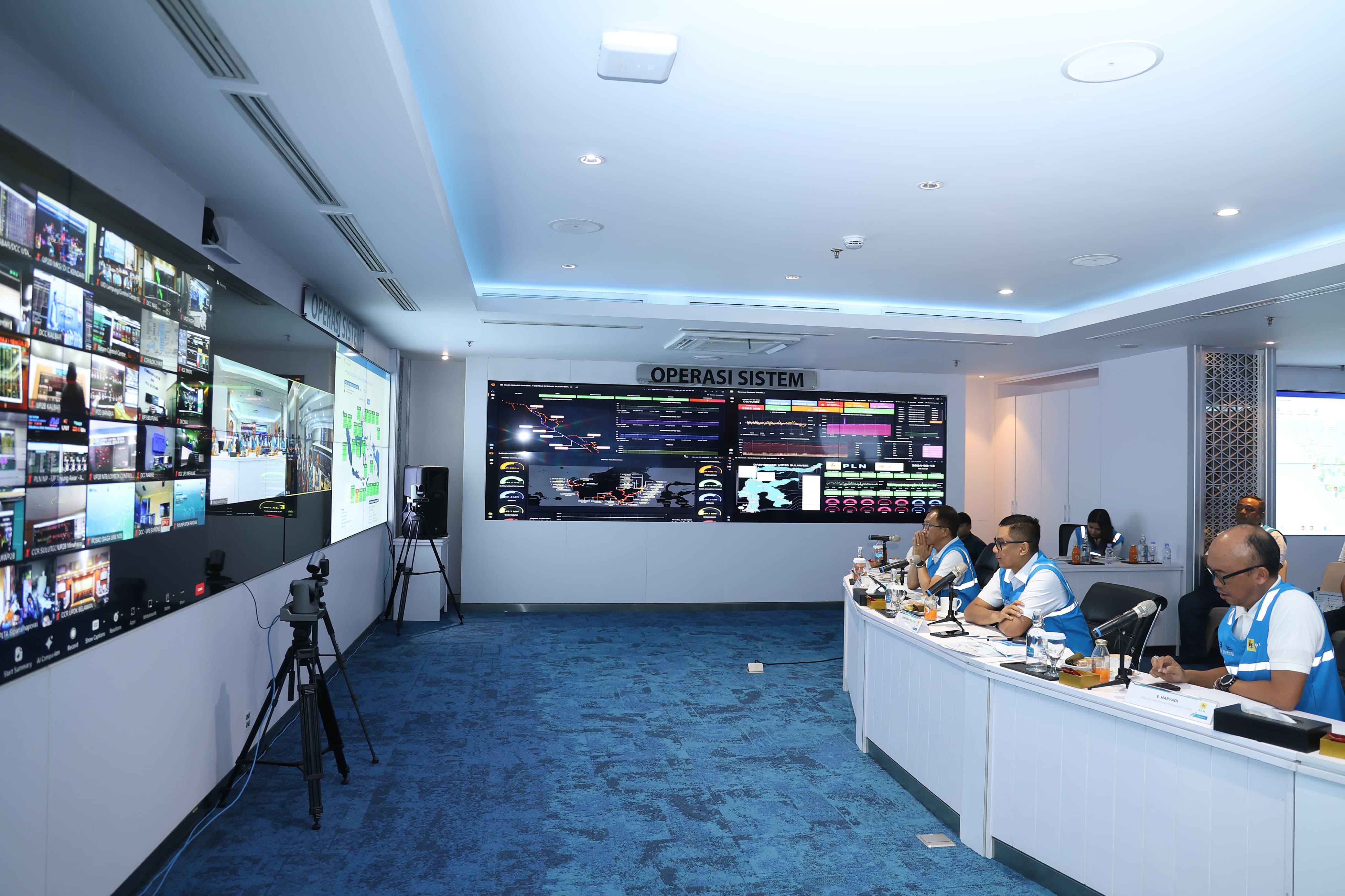PENGAWASAN:Direktur Utama PLN, Darmawan Prasodjo (tengah) bersama jajaran direksi memantau sistem kelistrikan nasional secara digital.(Foto-foto: PLN)