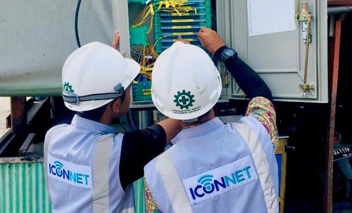PENGEMBANGAN BISNIS:Ilustrasi petugas PLN memasang jaringan internet Iconnet sebagai salah satu strategi diversifikasi bisnis yang menghasilkan pendapatan beyond kWh.