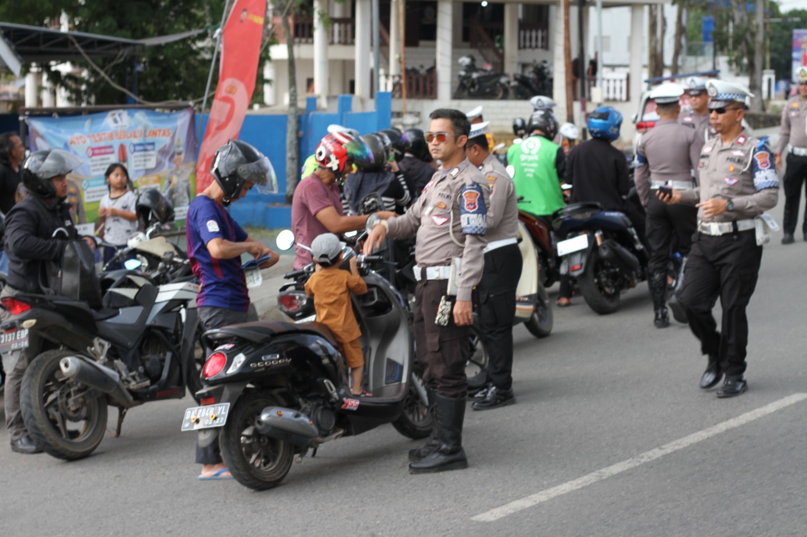 Petugas Satlantas Polres Balangan melakukan pemeriksaan kendaraan dalam Operasi Patuh Intan 2025 beberapa waktu lalu.