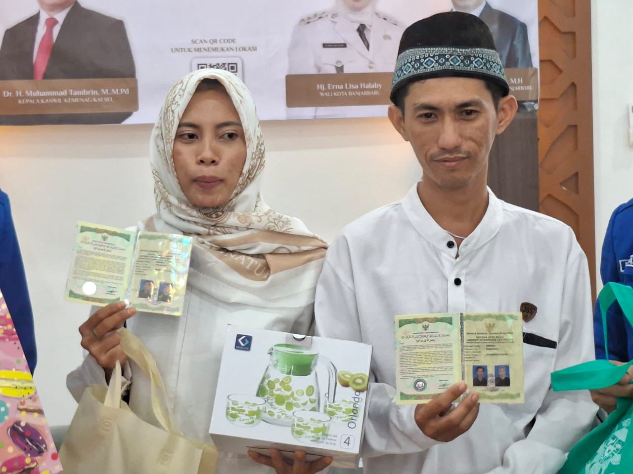 MESRA: Zahratun dan suaminya menunjukkan buku nikah saat mengikuti nikah massal pada 23 Juli 2025 lalu.