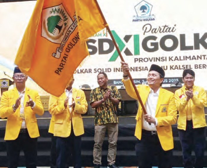 KIBARKAN BENDERA: Hasnuryadi Sulaiman terpilih sebagai Ketua DPD Partai Golkar dalam Musda tadi malam.