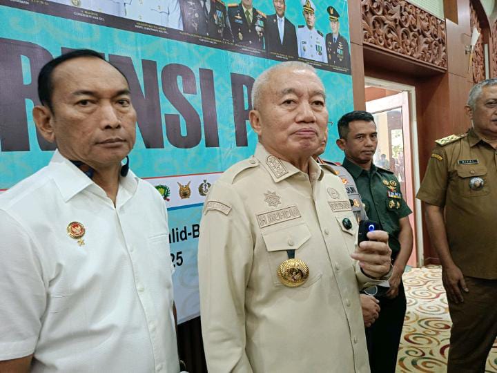 KONFERENSI: Gubernur Kalsel Muhidin saat konferensi pers usai rakor Kesiapsiagaan Bencana Karhutla. (Sheilla Farazela/Radar Banjarmasin)