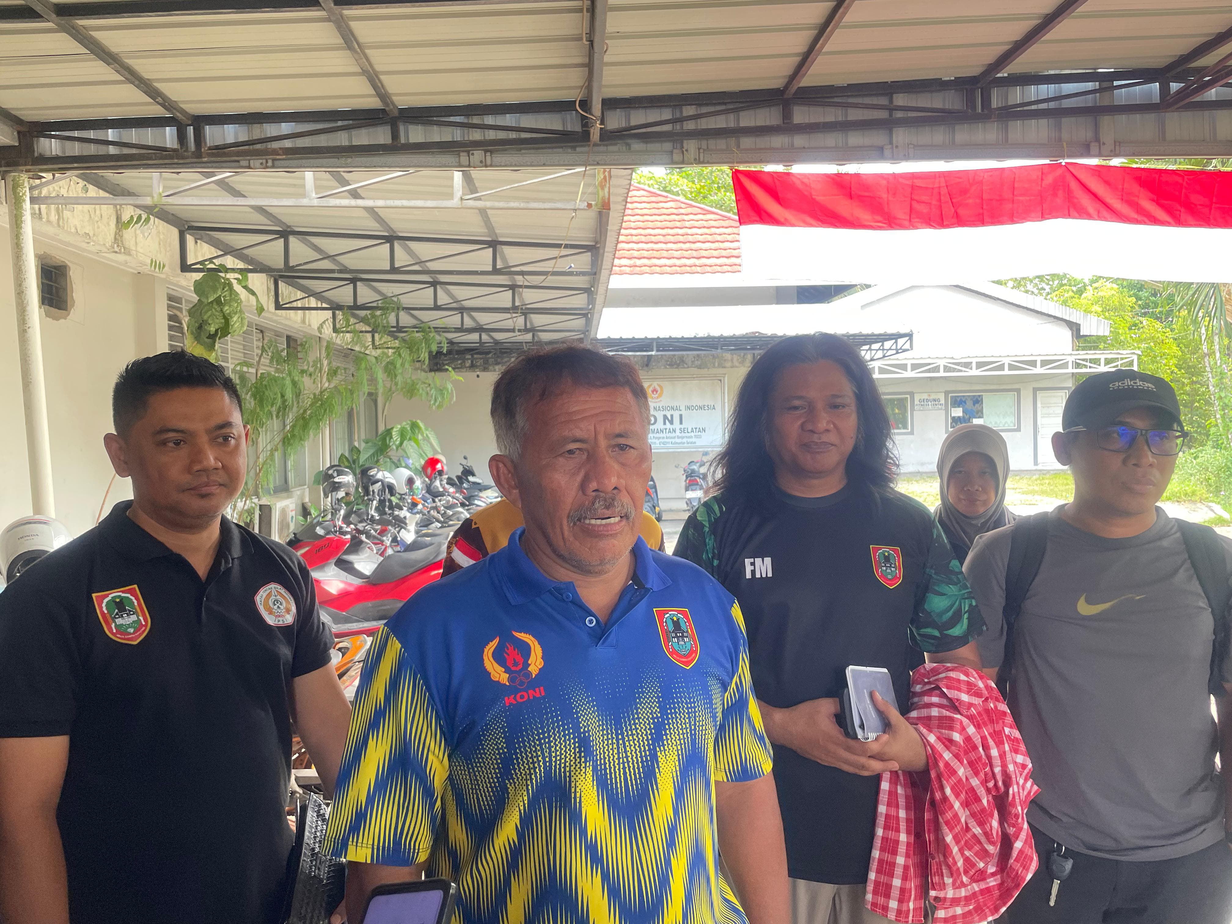 WAWANCARA: Ketua Tim Pemantauan Porprov Kalsel XII 2025 Pelaihari, Hermanto Ginting (tengah) memberikan informasi kesiapan venue pertandingan cabang bela diri.(Foto:Idris/Radar Banjarmasin)