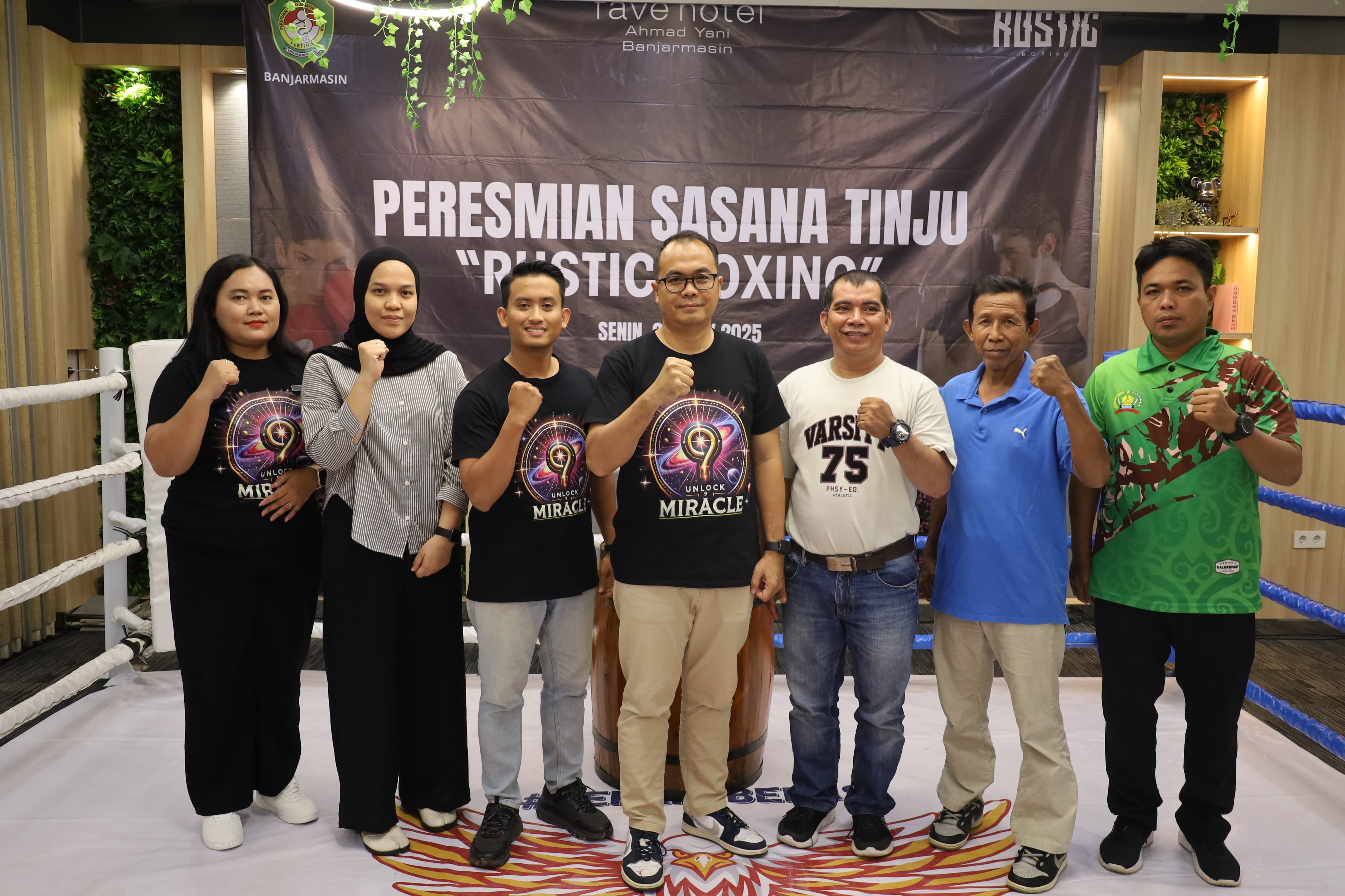 SPORTIF:GM Favehotel Ahmad Yani Banjarmasin, Beben Eko Prabowo bersama pelatih dan atlet tinju Kota Banjarmasin saat meresmikan Sasana Tinju Rustix Boxing, Senin (4/8/2025).(Foto-foto:Tia)