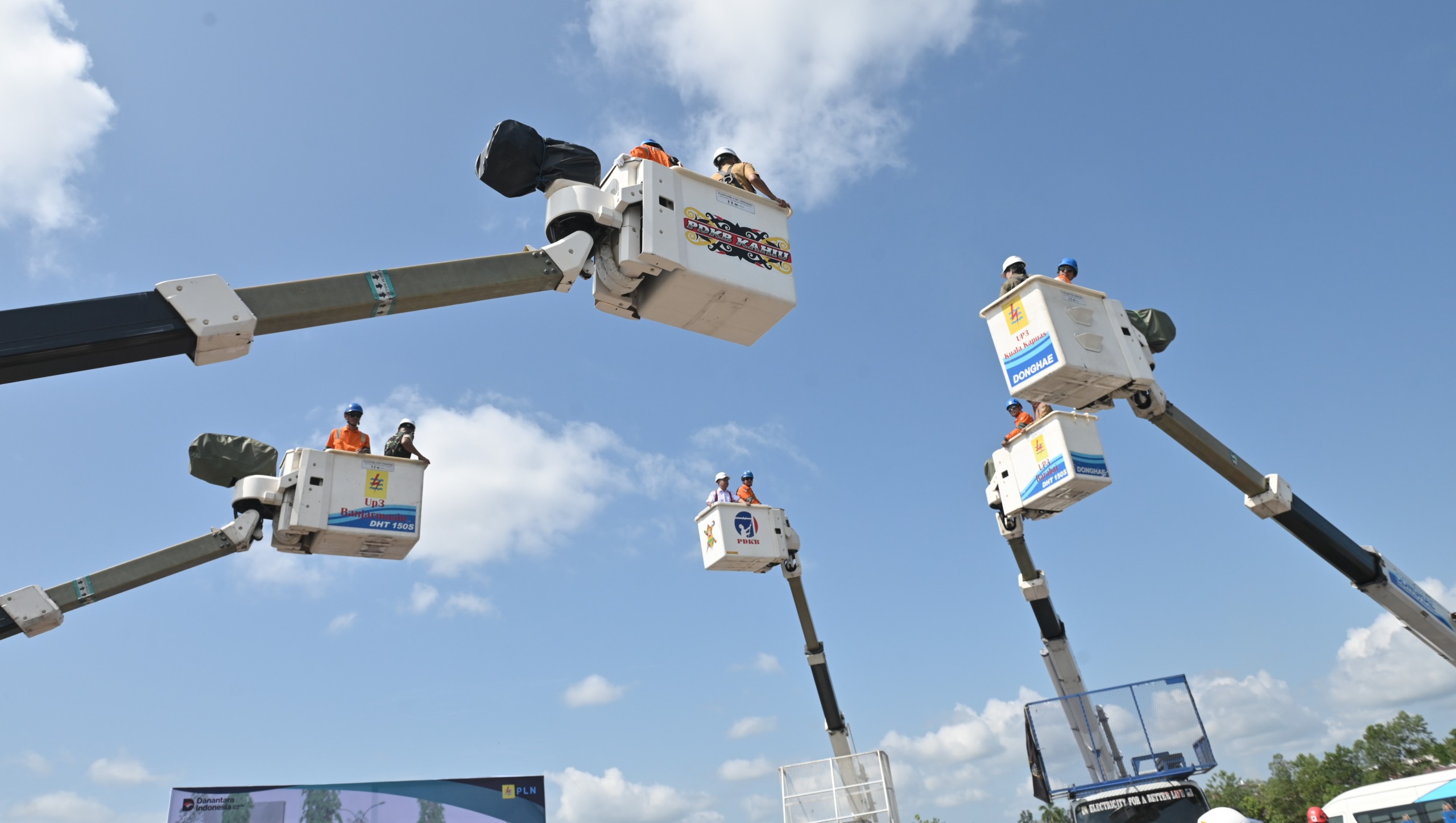 MUTAKHIR:Ditunjang lima unit High Voltage Insulated Skylift, pekerjaan ini dilakukan dengan metode sentuh langsung tanpa padam sehingga aktivitas masyarakat tetap berjalan normal.(Foto-foto:PLN)