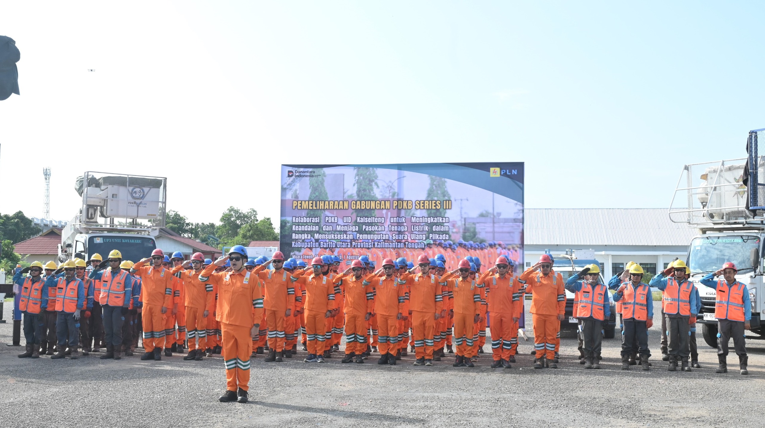 PERSONEL LAPANGAN:PLN mengerahkan 60 petugas PDKB yang didukung puluhan petugas pelayanan teknik untuk menyelesaikan 160 titik pekerjaan di jaringan distribusi.