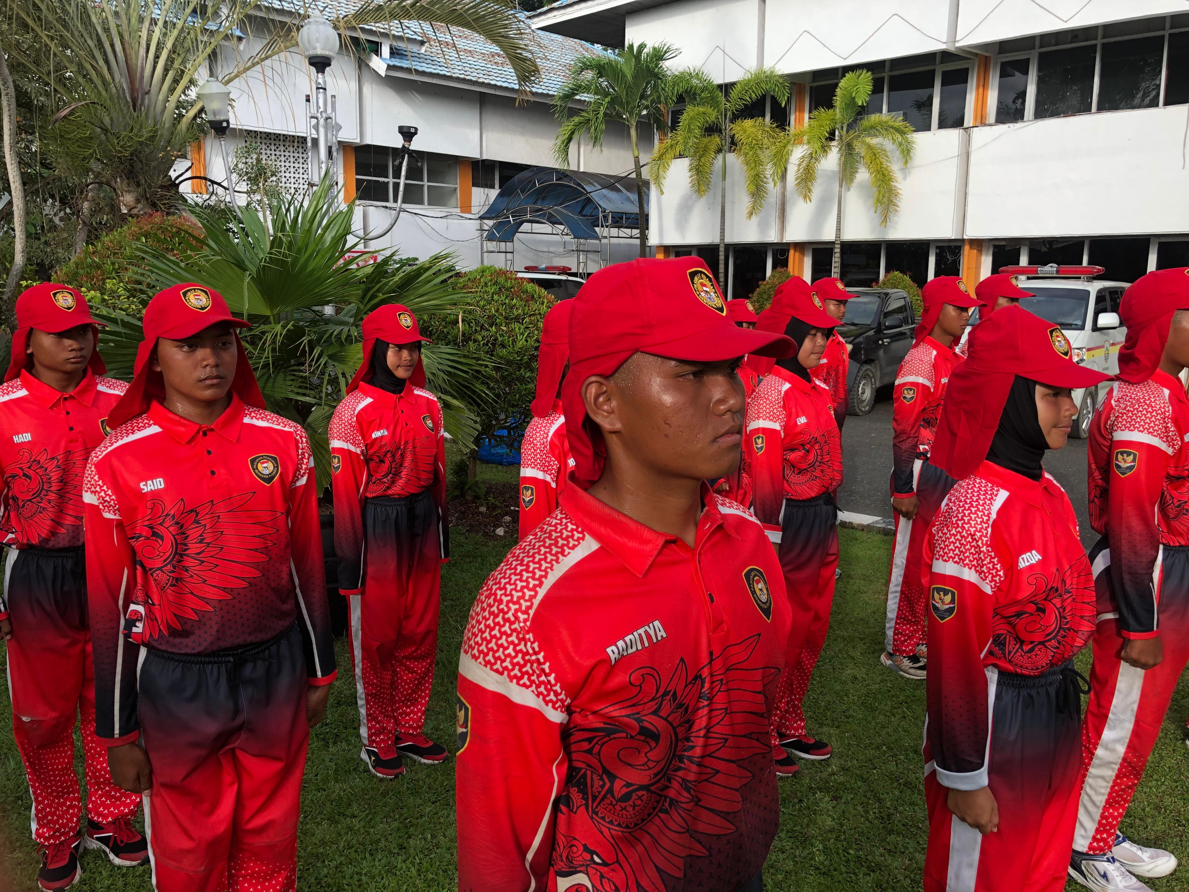 CALON PASKIBRAKA:Para anggota Capaska Kotabaru 2025 berlatih di Siring Laut Kotabaru.(Foto:Jumain/Radar Banjarmasin)