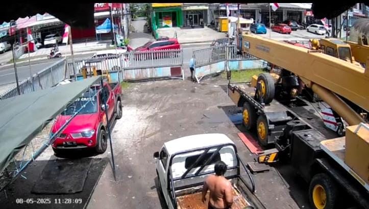 SIANG BOLONG:Diduga terjadi peristiwa penusukan yang terjadi di depan Conoy Crane, Banua Anyar, Banjarmasin Timur, Selasa (5/8/2025) siang.(CCTV CONOY CRANE)