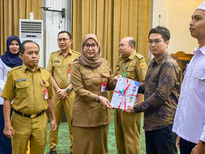 SERAHKAN:Wali Kota Banjarbaru, Lisa Halaby menyerahkan bantuan bahan bacaan bermutu kepada lima perpustakaan di Kota Banjarbaru.(Foto:MC Banjarbaru)