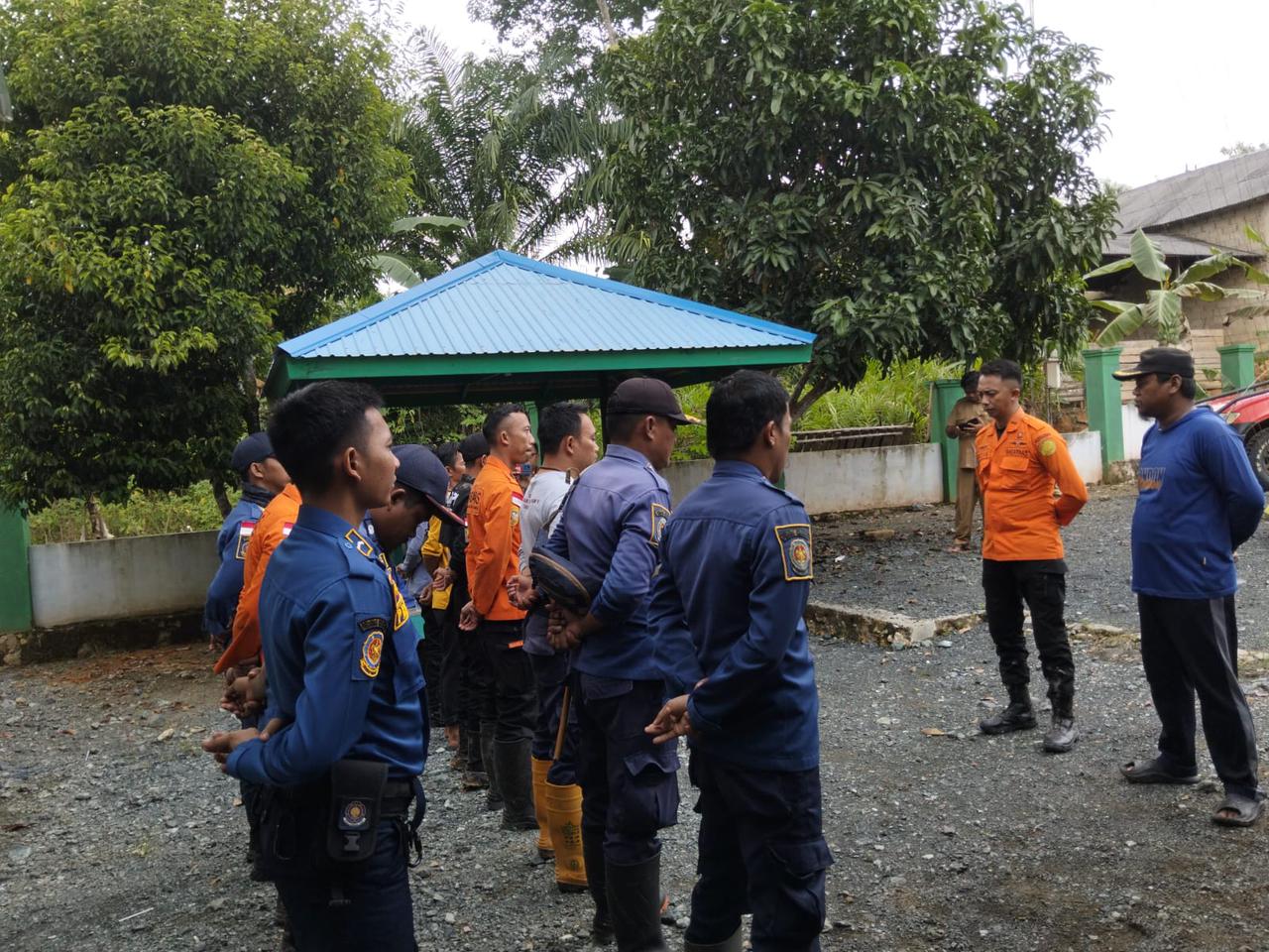 PENCARIAN:Petugas gabungan saat bersiap melakukan pencarian terhadap Panjul yang dilaporkan hilang di kebun karet Karangrejo sejak Selasa (29/7/2025) sore.(Foto:PKJR Tanah Bumbu)