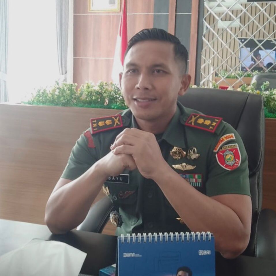 MOTIVASI:Dandim 1004 Kotabaru, Letkol Inf Bayu Oktavianus Sudibyo memberikan motivasi dan pesan nasionalisme untuk pemuda Kotabaru.(Foto:Gilang untuk Radar Banjarmasin)