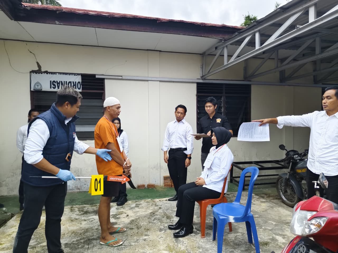 REKONSTRUKSI: 14 adegan pembunuhan terhadap Iqbal (41), warga Desa Gulinggang, Kecamatan Juai, Balangan diperagakan. (Foto: M Dirga/Radar Banjarmasin)
