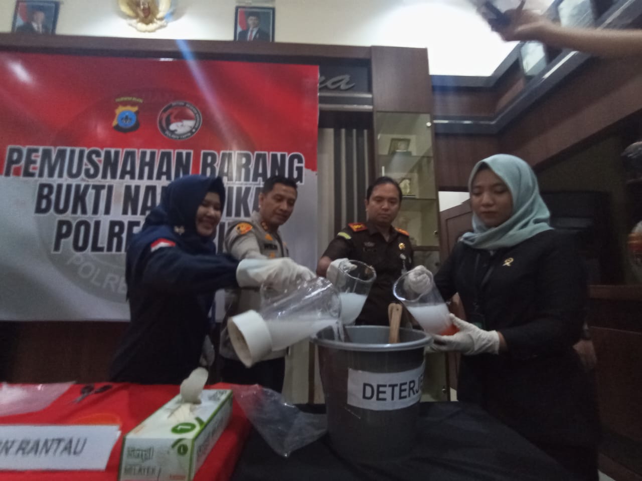BARANG BUKTI: Pemusnahan barang bukti sabu yang berhasil disita Polres Tapin.