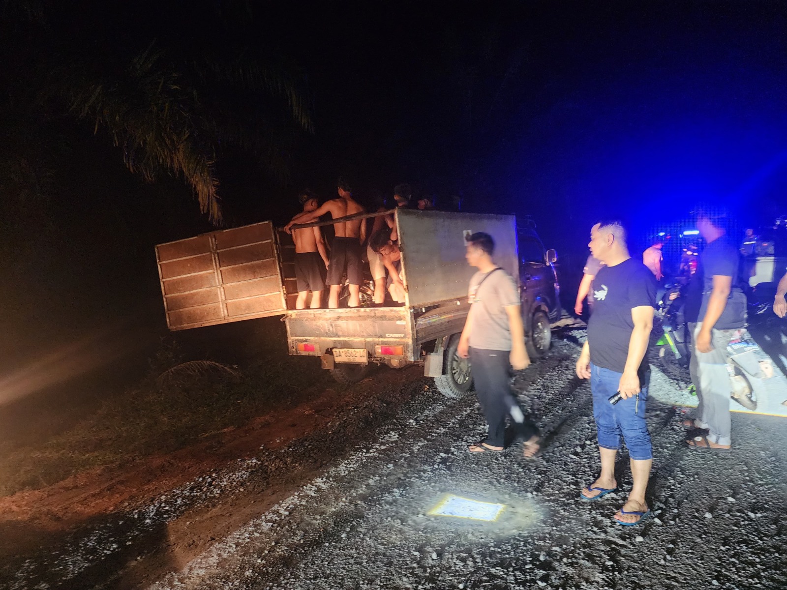 DITANGKAP: Kapolsek Jorong AKP Joko Sulistiyo Sriyono saat membubarkan aksi balap liar di Desa Swarangan, Kecamatan Jorong.