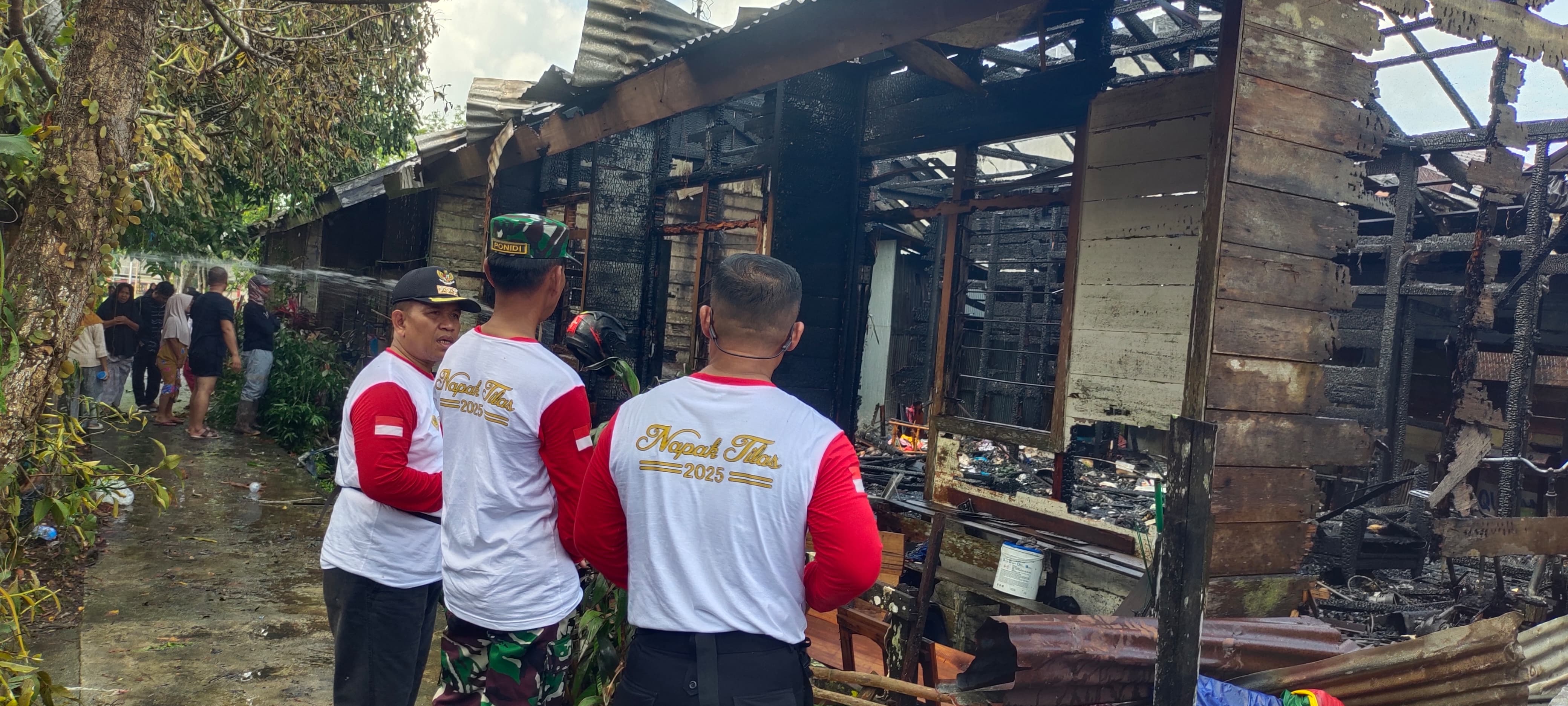 KEBAKARAN PASAR ARBA : Camat Benua Lawas Suwandi bersama Kapolsek  dan Danramil Benua Lawas meninjau lokasi kebakaran di Pasar Arba.