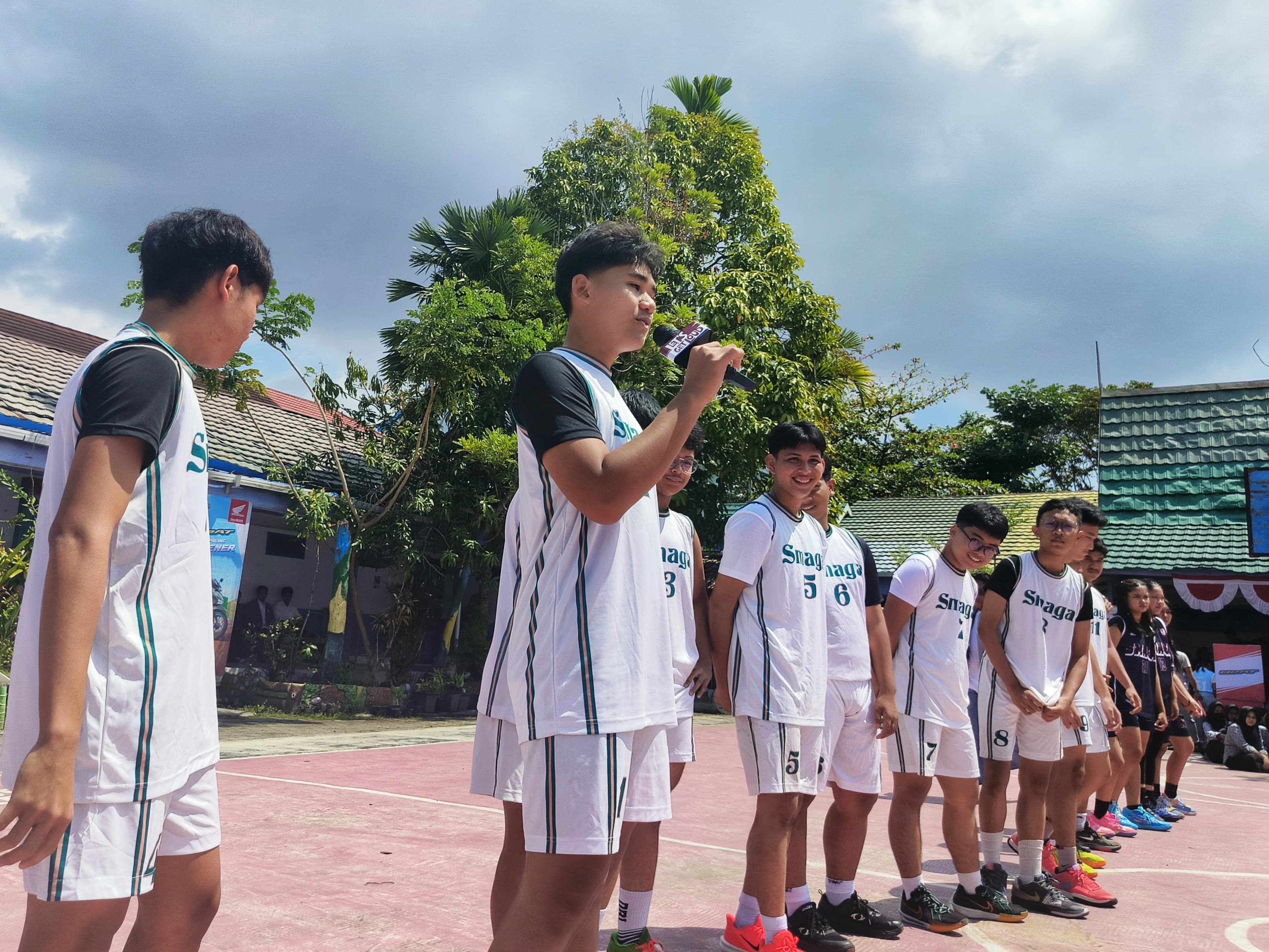 KUNJUNGAN: Perkenalan tim basket putra Smaga di hadapan tim Honda DBL 2025 saat roadshow di SMAN 3 Banjarmasin.