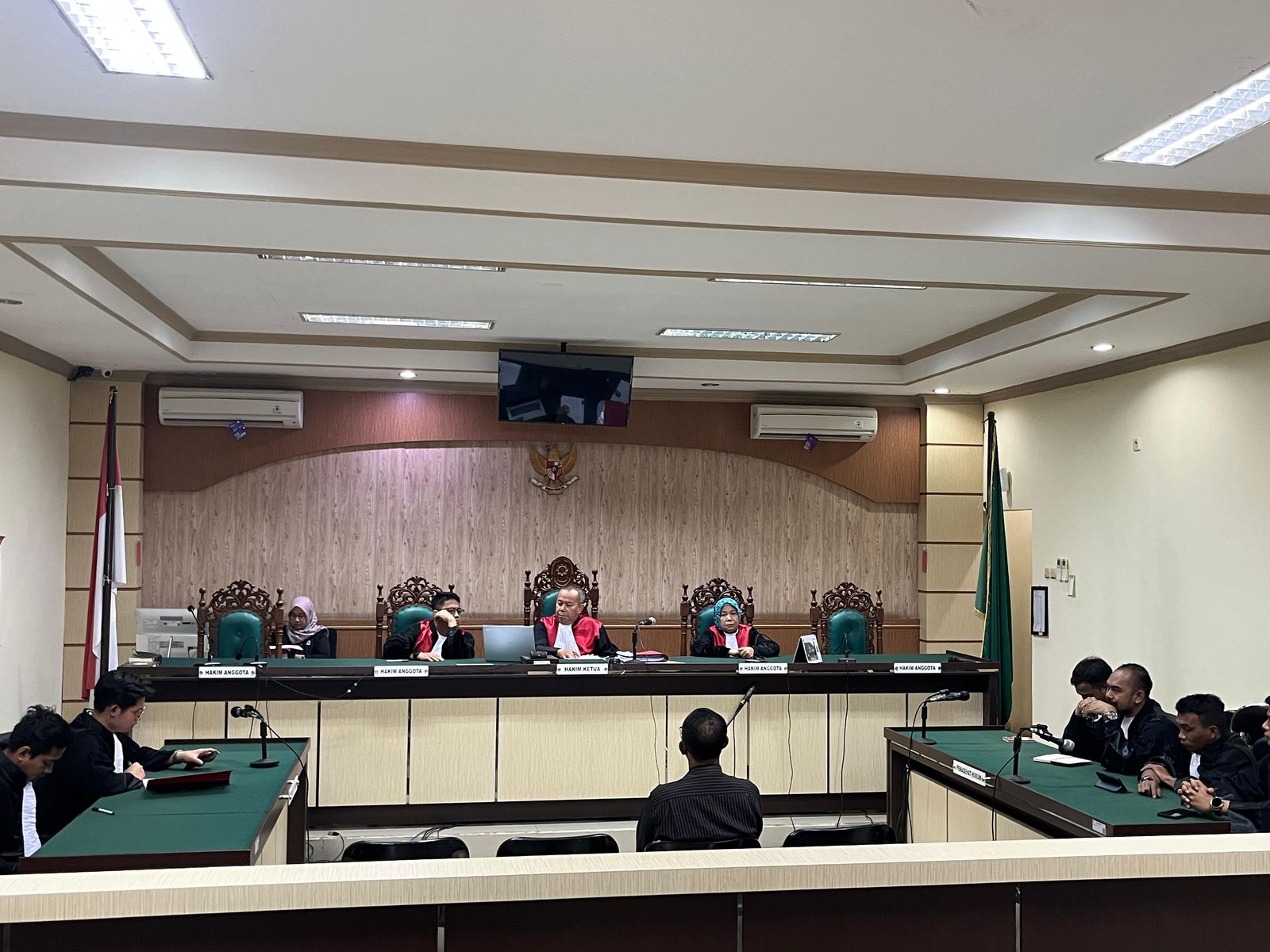 TIDAK TERBUKTI: Darmono mendengarkan putusan Majelis Hakim PN Tipikor Banjarmasin yang menyatakannya divonis bebas sebagai terdakwa perintangan penyidikan.