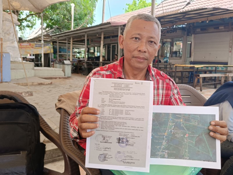 PUNYA BUKTI: Leonardo A Sinaga saat menunjukkan sertifikat miliknya kepada kepada wartawan di Banjarbaru, Senin (4/8) siang. (FADLAN ZAKIRI/RADAR BANJARMASIN)
