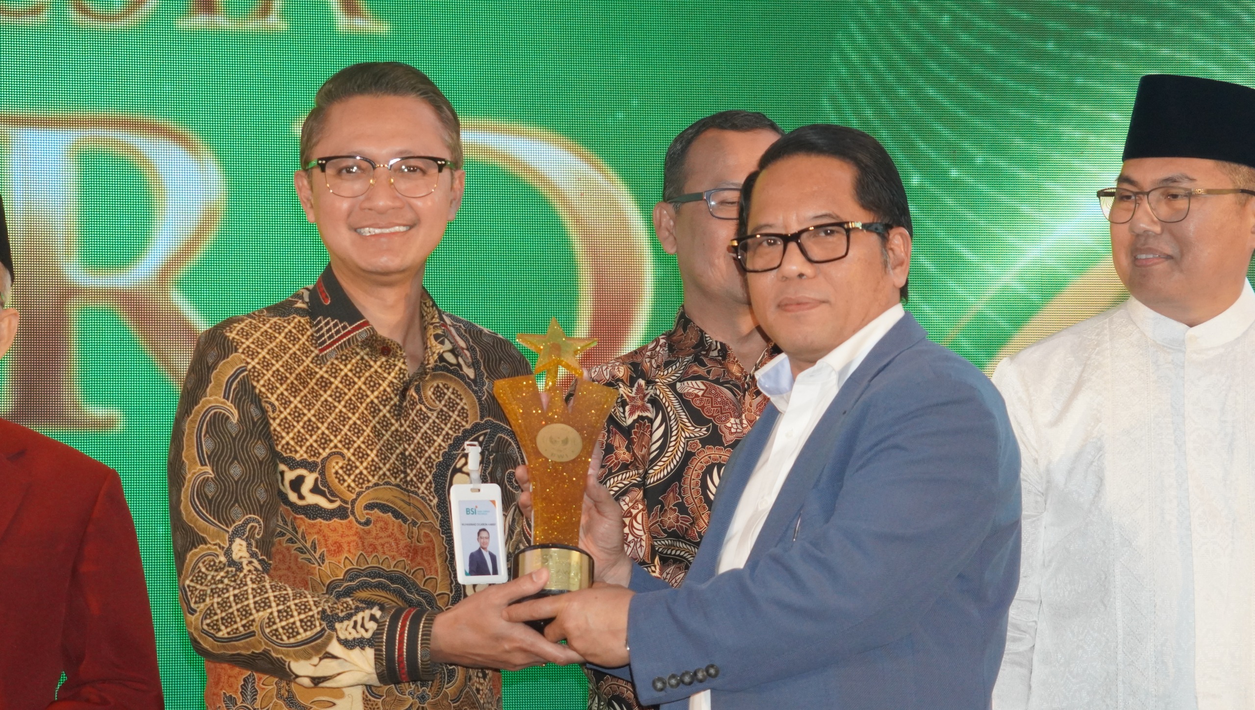 APRESIASI: BSI mendapatkan penghargaan mitra strategis BWI Tahun 2025 berkat inovasi layanan berbasis wakaf.