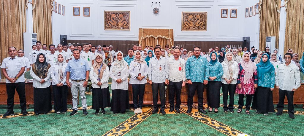 MOMEN:Foto bersama Wakil Wali Kota Banjarbaru dengan peserta sosialisasi terkait penanganan wilayah kumuh dan program perbaikan rumah tidak layak huni (RTLH).