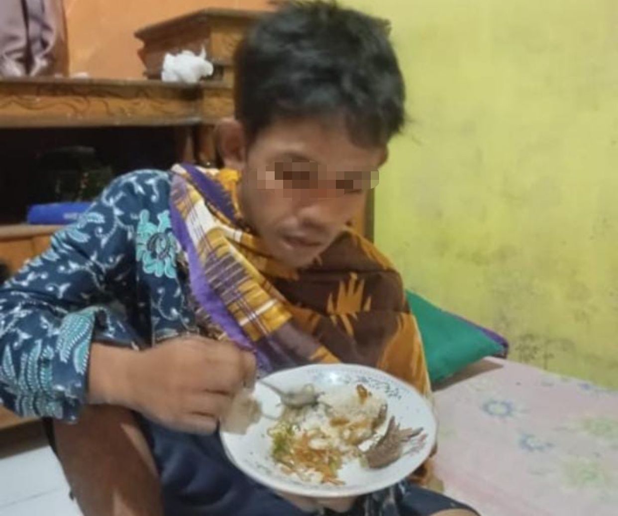 KETEMU: Panjul tertangkap kamera sedang makan di rumah orang tuanya di Purbalingga, setelah sebelumnya dinyatakan hilang di Tanah Bumbu.