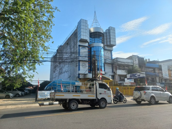 SEMRAWUT: Jaringan kabel semrawut di kawasan Jalan Pangeran Samudera, Banjarmasin Tengah.