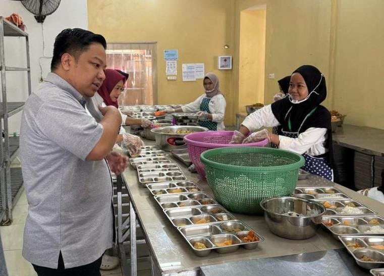 Anggota DPR RI, HM Rofiqi meninjau proses pengolahan makanan di dapur umum MBG di Sungai Ulin, Banjarbaru, Kamis (7/8) siang.