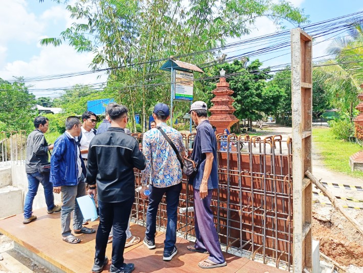 MEMANTAU: Tim dari Balai Pelaksanaan Jalan Nasional (BPJN) IX Kalsel dan warga saat memantau proyek pembangunan Jembatan Sei Ulin, pada Rabu (6/8) siang.