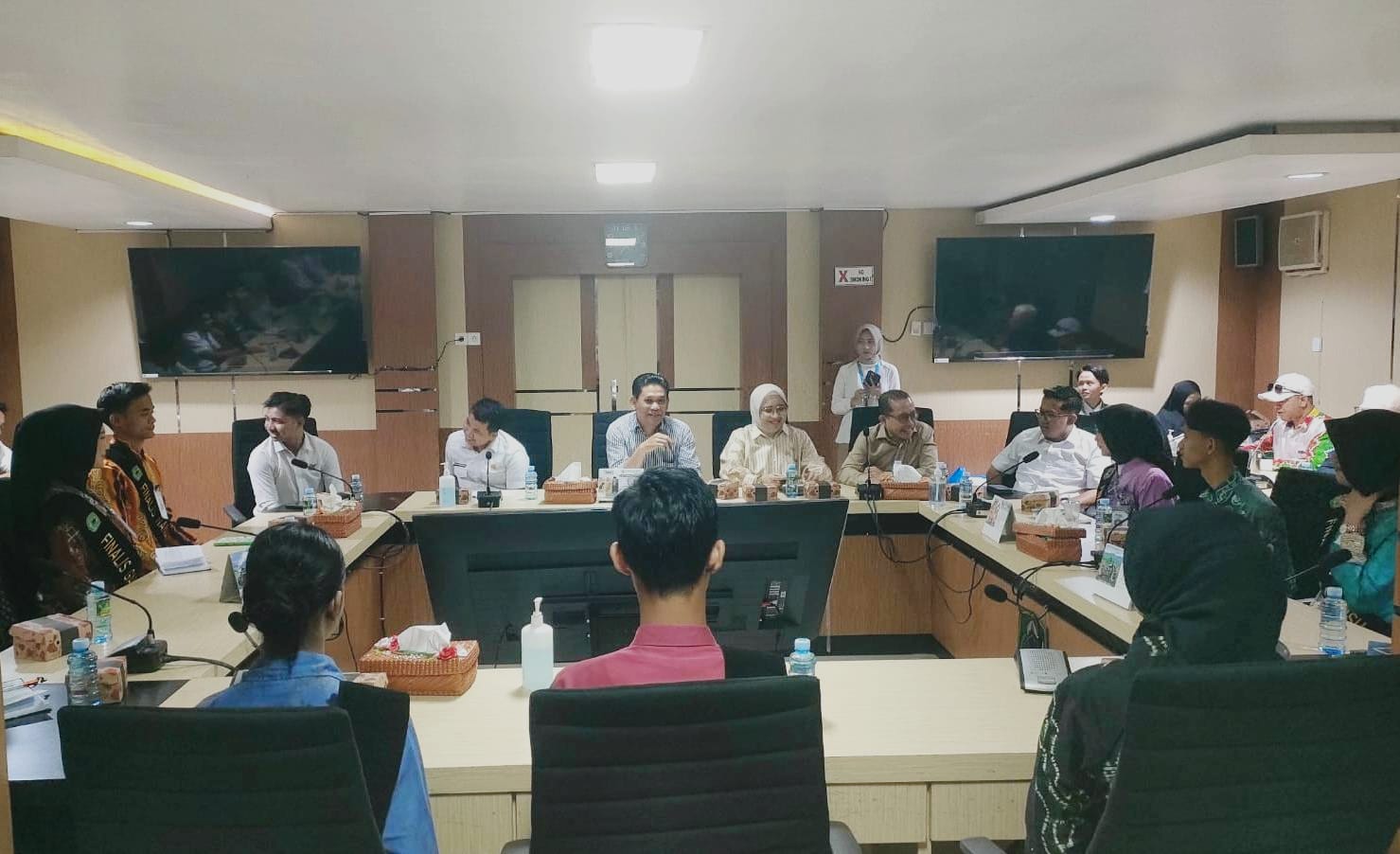 AUDIENSI: Pewadahan Nanang Galuh dan Finalis Nanang Galuh, saat audensi dengan Anggota DPRD HSU di ruang rapat kerja DPRD HSU, Rabu (6/7/2025). (Foto: Istimewa for Radar Banjarmasin)