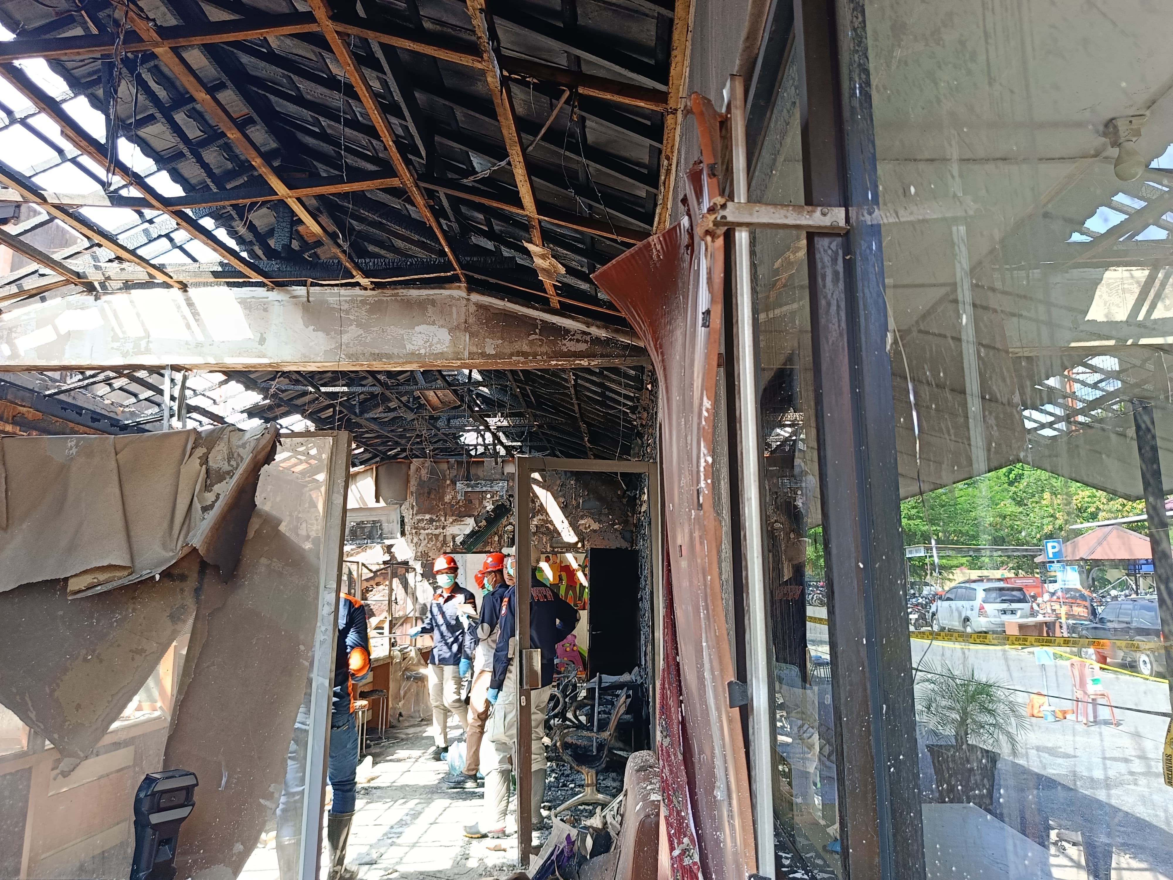 proses identifikasi oleh tim inafis di lokasi kejadian kebakaran, Kamis (7/8) (SHEILLA RADAR BANJARMASIN)