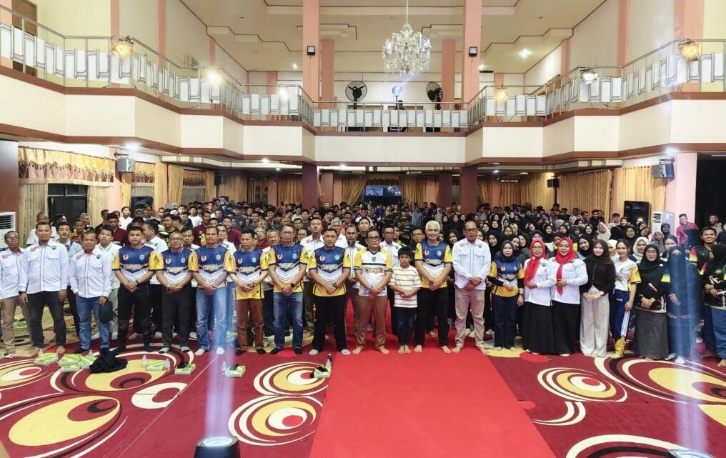 KOMPAK:Bupati dan Wakil Bupati HSU, H Sahrujani dan Hero Setiawan, bersama Forkopimda serta para atlet foto bersama usai Launching Jersey Kontingen HSU di Porprov Kalsel 2025.