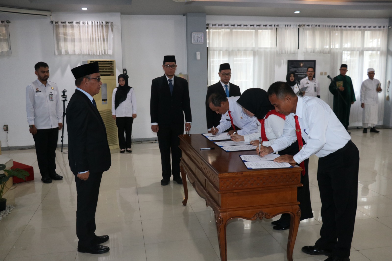 SEREMONI:Kepala Kanwil Kemenkum Kalsel, Alex Cosmas Pinem melantik dan mengambil sumpah tujuh Penyidik Pegawai Negeri Sipil (PPNS) dari berbagai Instansi di Kalsel, Rabu (6/8/2025)