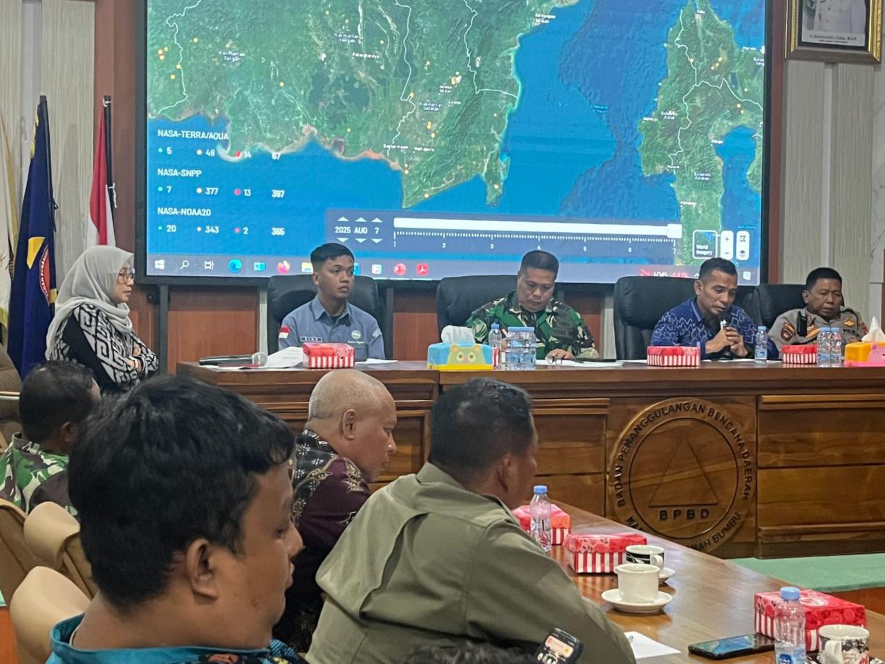 SUASANA: Peserta lintas instansi mengikuti rapat koordinasi kesiapsiagaan Karhutla di Kantor Pusdalops BPBD Tanah Bumbu, Kamis (7/8). (Foto: BPBD Tanah Bumbu untuk Radar Banjarmasin)